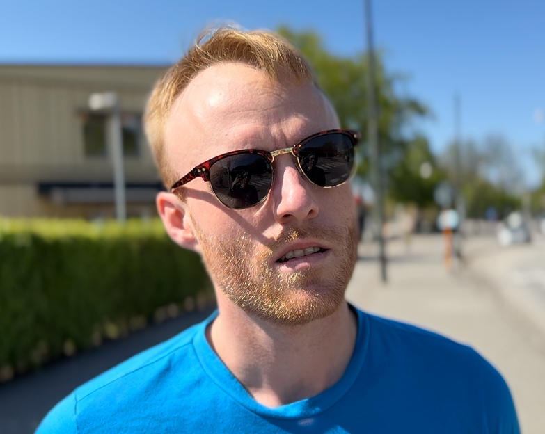 Kille med solglasögon