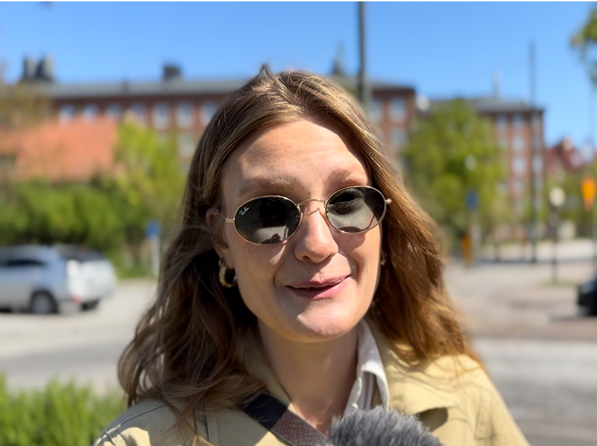 Kvinna med solglasögon