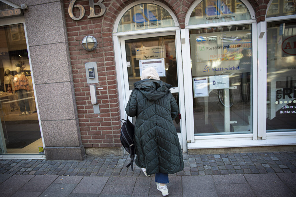 Sally Abosakar skyndar sig i på Statens servicecenter.