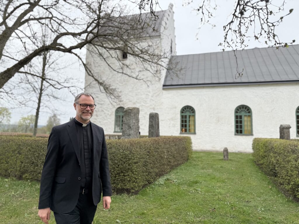 Fredrik Carlsson utanför kyrkan. Foto: Agnes Norup.