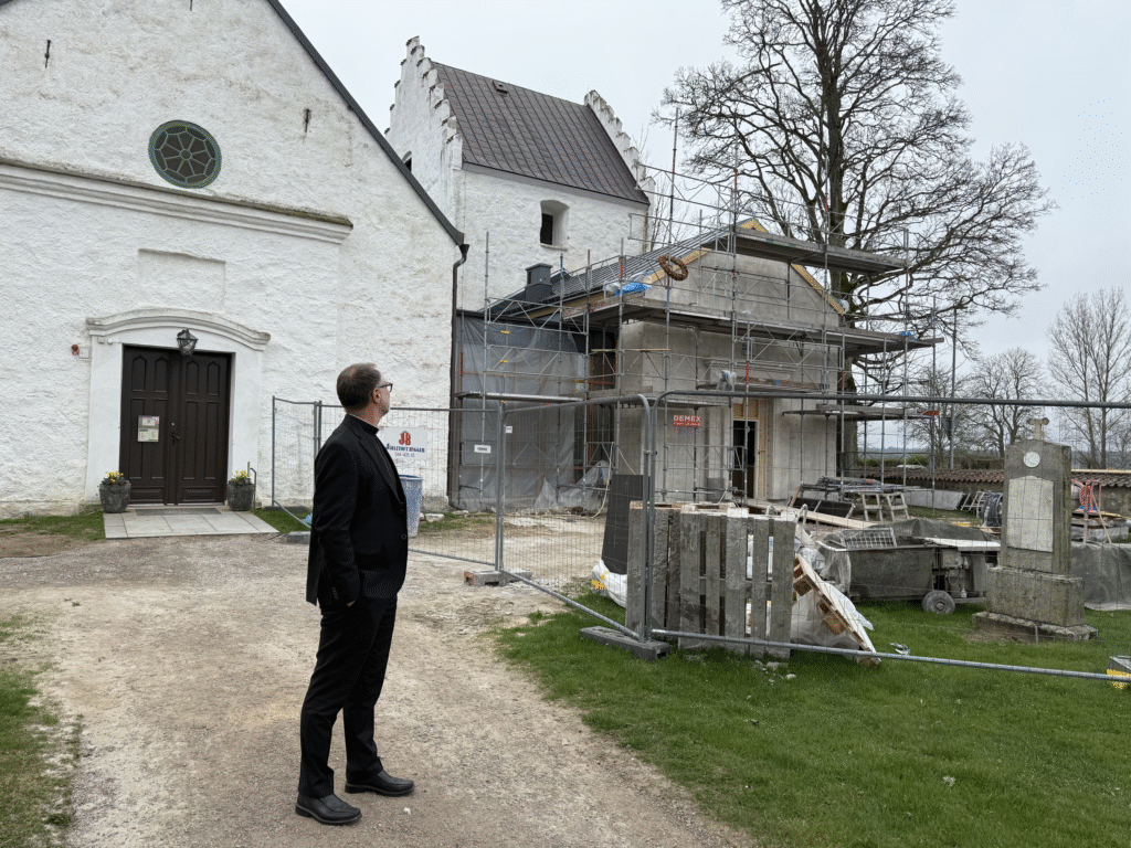Kyrkan byggs ut för att få plats med alla som vill gå på gudstjänst. Foto: Agnes Norup.