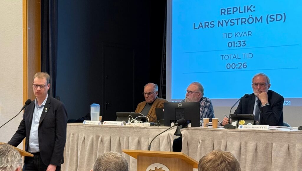 Lars Nyström (SD) ledamot i kommunfullmäktige i talarstolen.