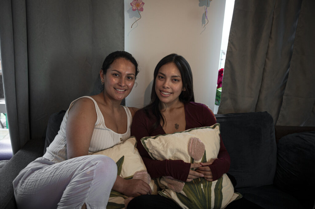 Selena Roman tillsammans med dottern Shirley Roman Gonzales hemma i lägenheten i Lund. 