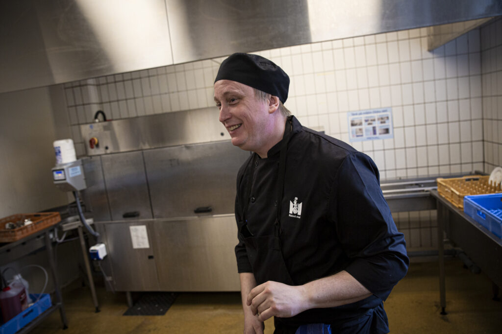 
Linus Enge Nilsson har tidigare drivit egen restaurang, men sökte sig till restaurang Edvard för att han ville jobba mer med männsikor.
