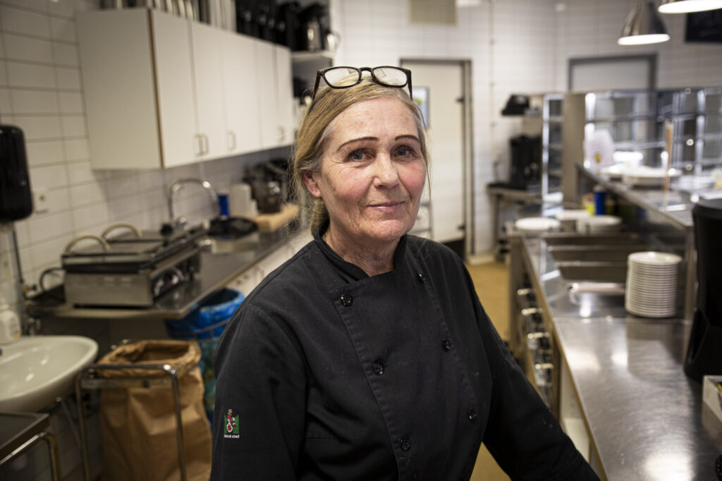 Arbetsledaren Fia Andersson brinner för att öka deltagarnas självförtroende i arbetet och i det svenska språket.