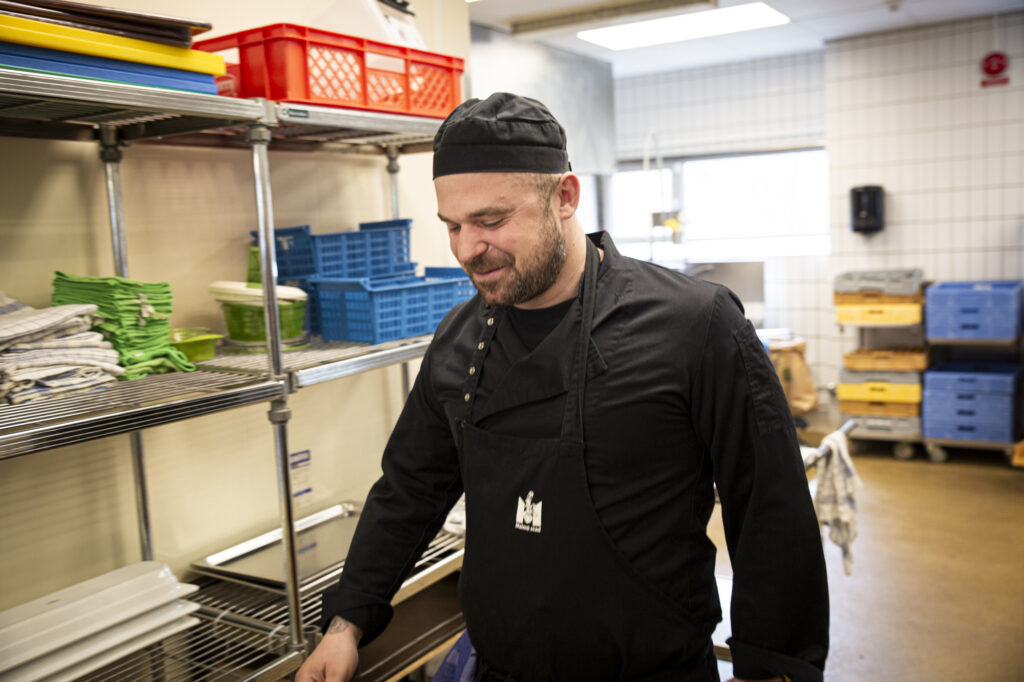 Miklos Halasz jobbar i det så kallade varmköket. "Jag har lärt mig massor och vill utbilda mig vidare till kock efter det här".
