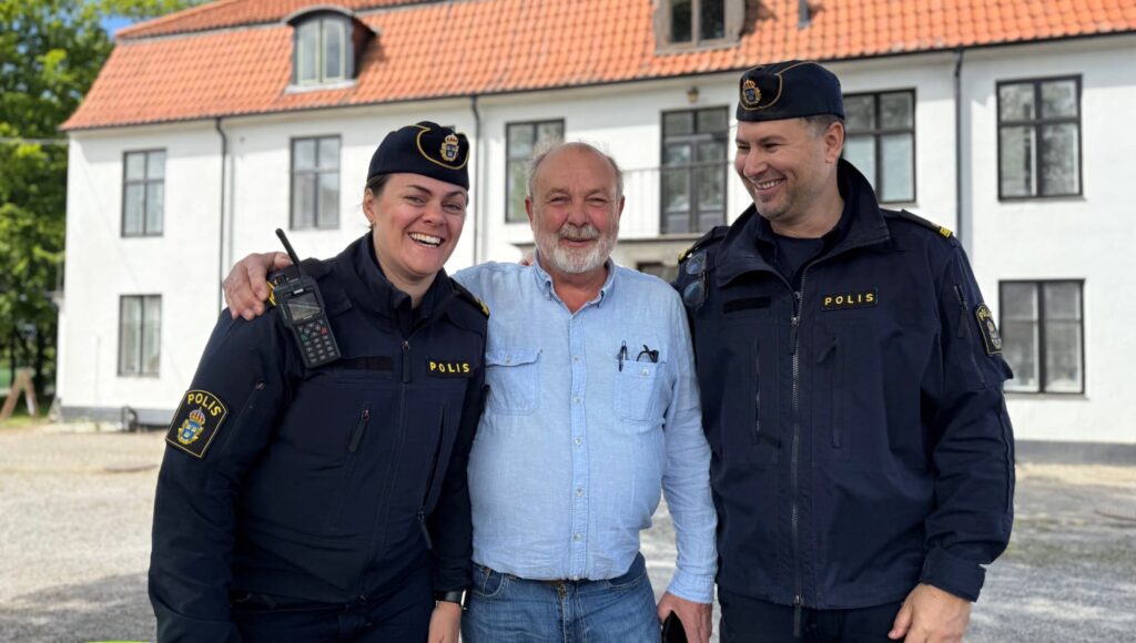 Två poliser och en äldre man