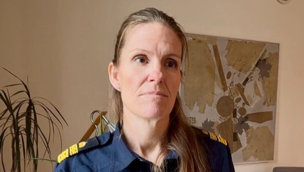 Kvinna i polisuniform