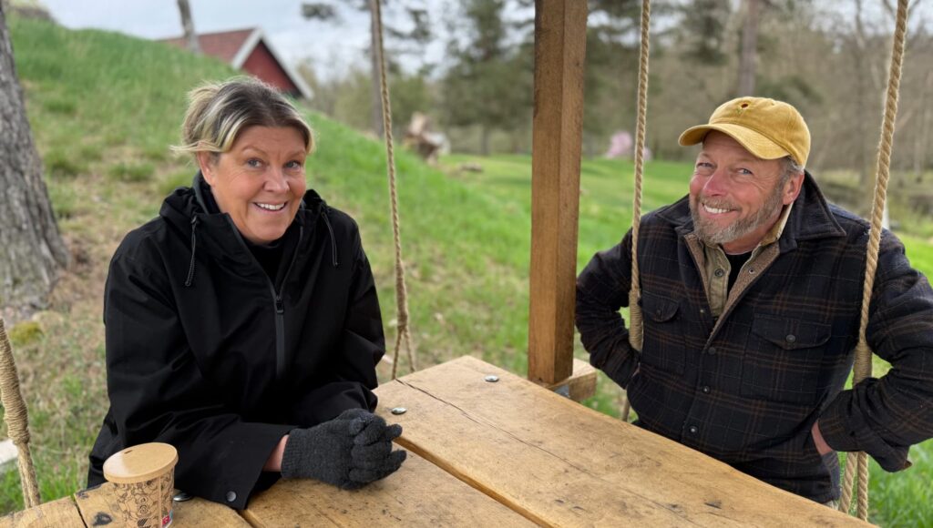 Kvinna och man vid ett bord utomhus