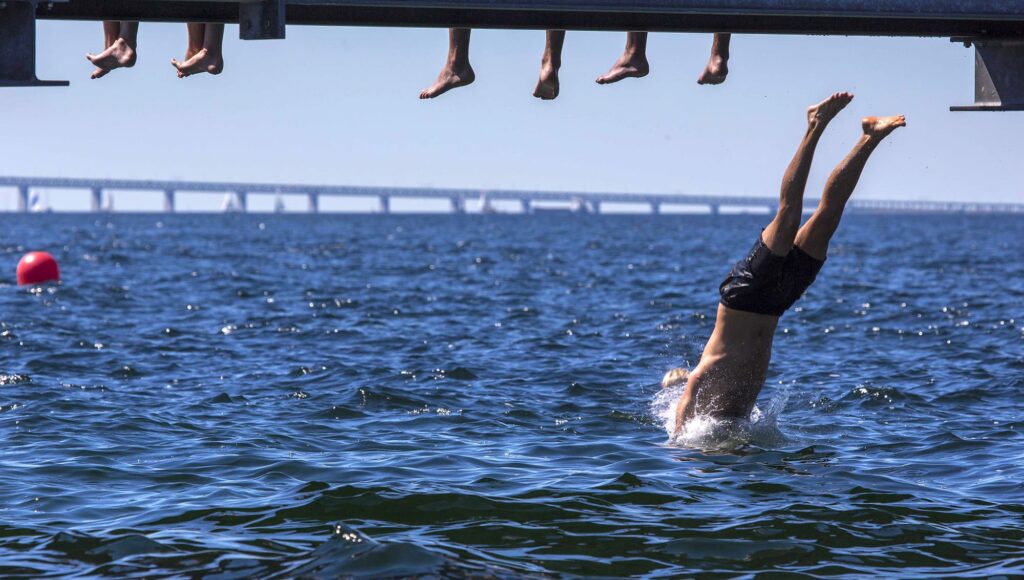 Man dyker från brygga