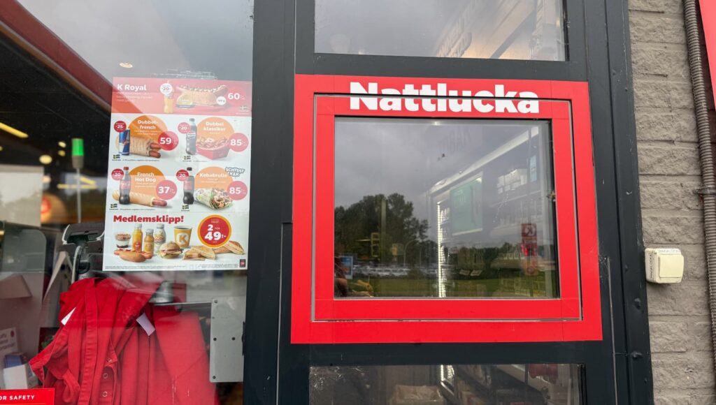Nattlucka på bensinstation