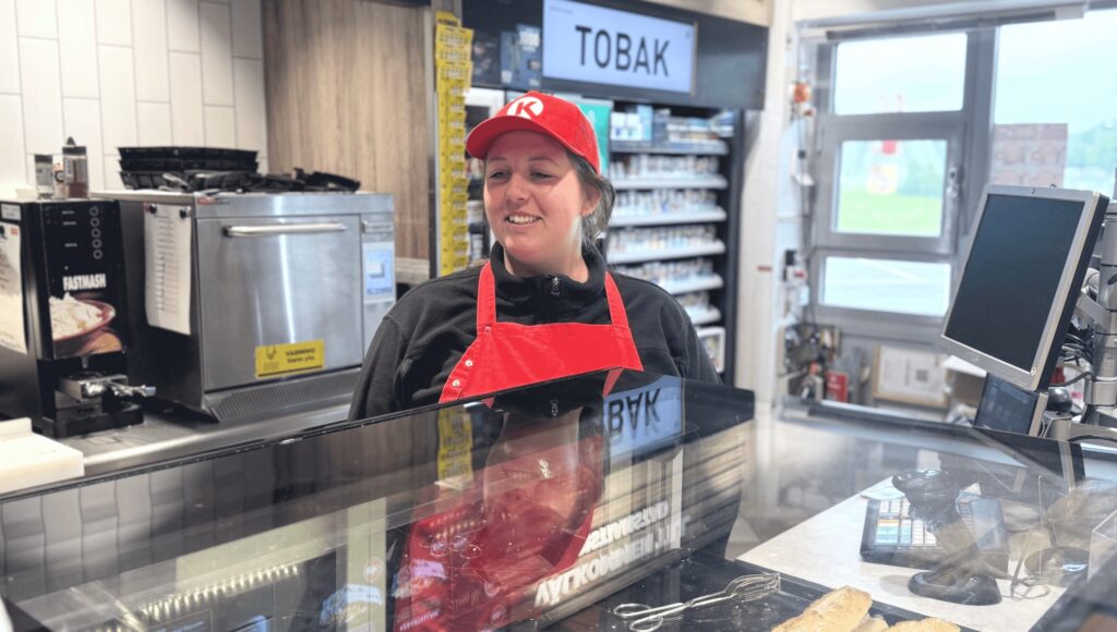 Kvinna bakom en disk