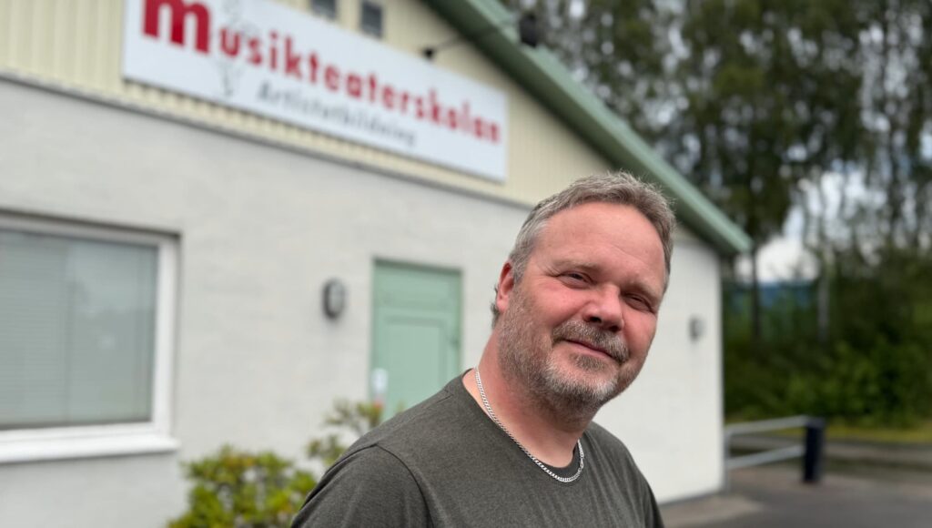 En man framför en skollokal