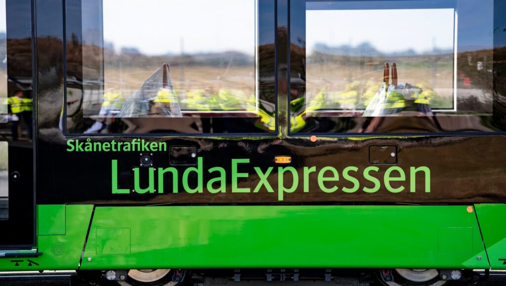 Närbild på Lundaexpressen