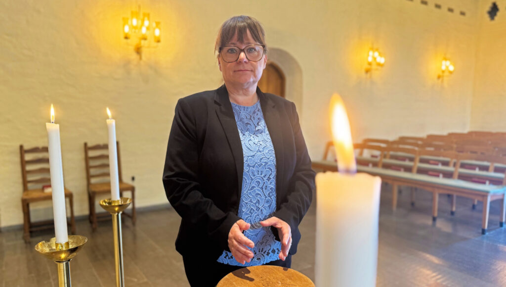 Kvinna i kyrkmiljö