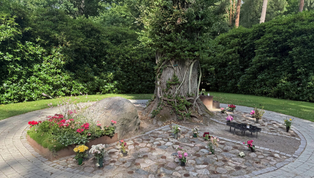 En minneslund med blommor