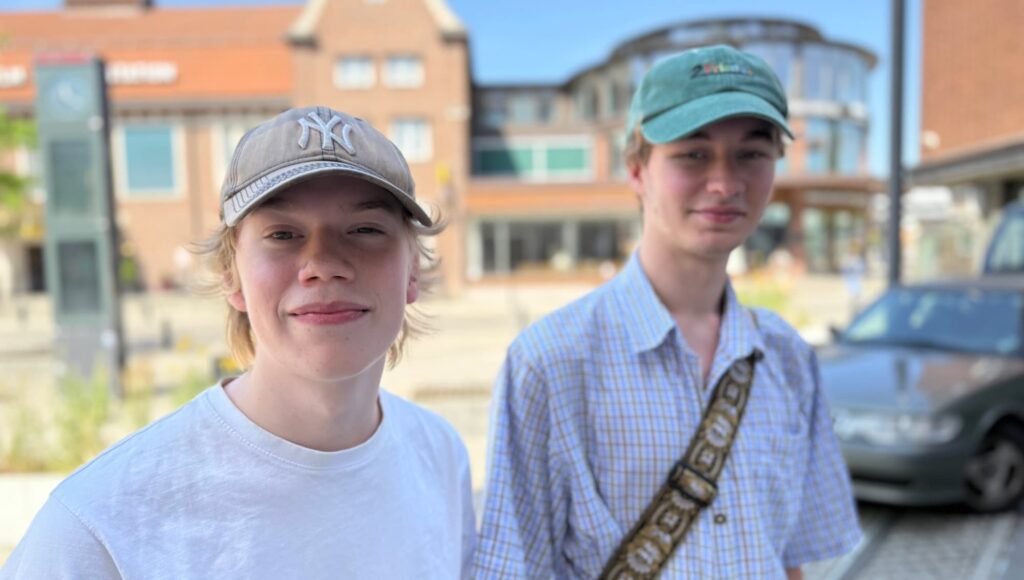 Två unga killar med keps