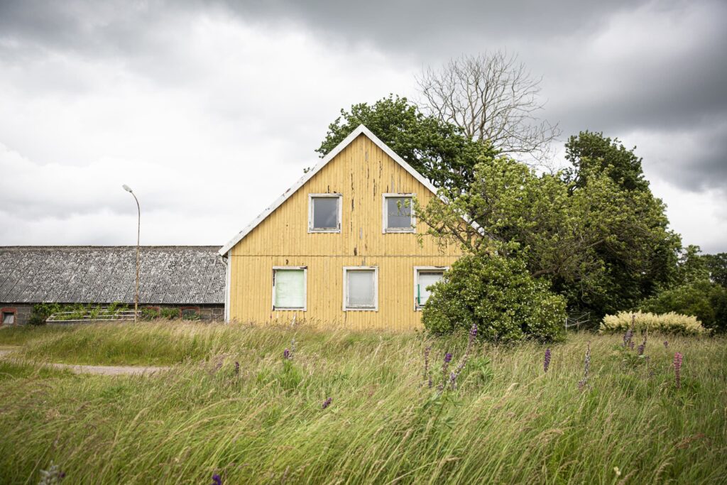 I det förfallna huset utanför Hörby levde familjen under tre år. 
