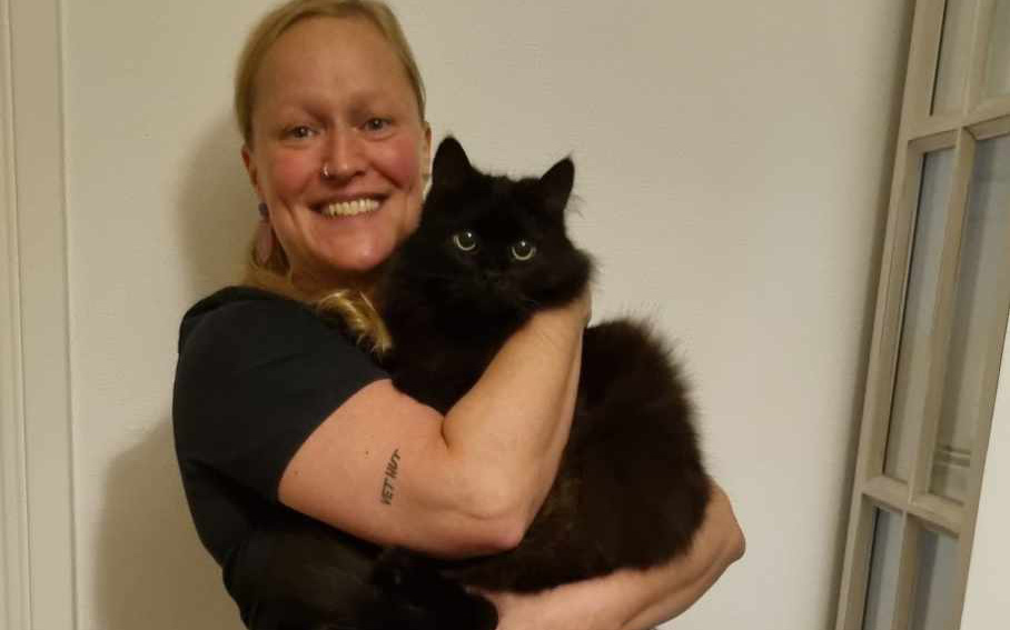 Kvinna med katt