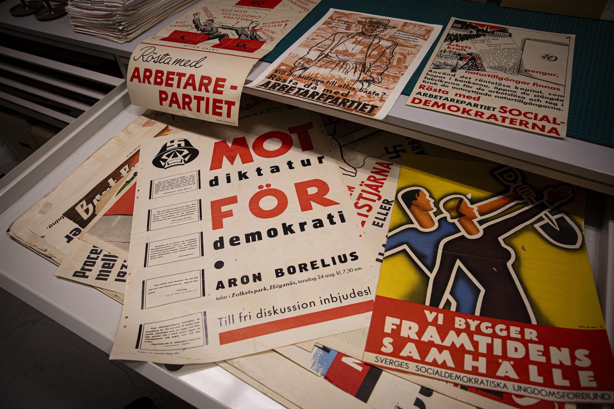 Arkivet i Malmö rymmer ett omfattande material. Här valaffischer och politiska posters från det tidiga 1900-talet.
