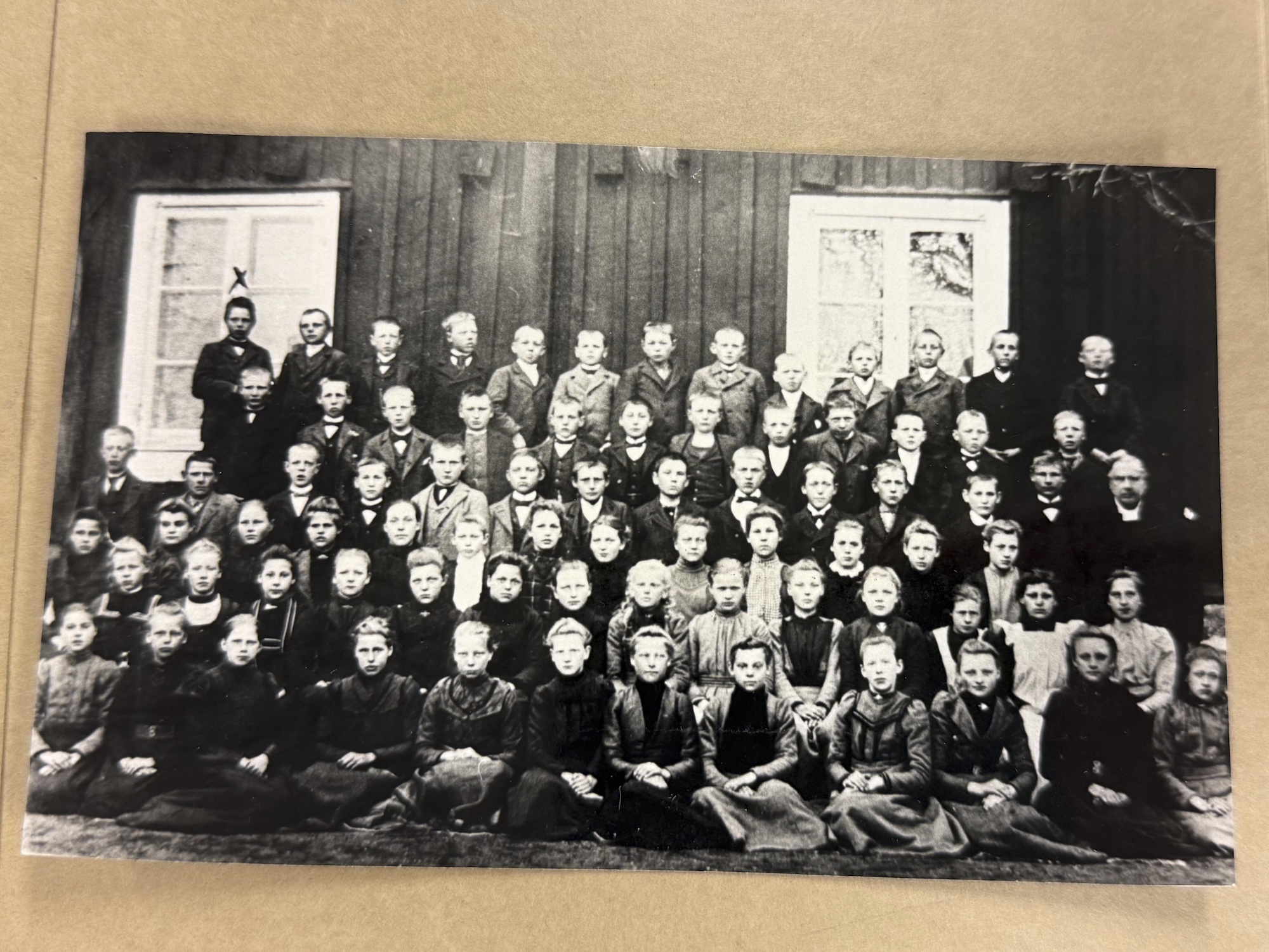 Anton Nilsson längst uppe till vänster på ett skolfoto från Göingetrakten. Han blev senare känd som Amaltheamannen efter ett sprängattentat mot strejkbrytare i Malmö hamn 1908.

