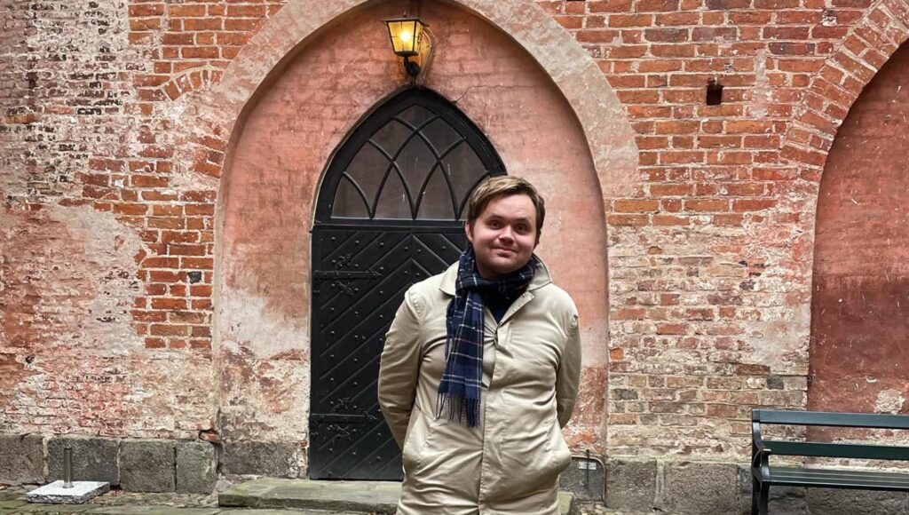 Man vid kyrka.