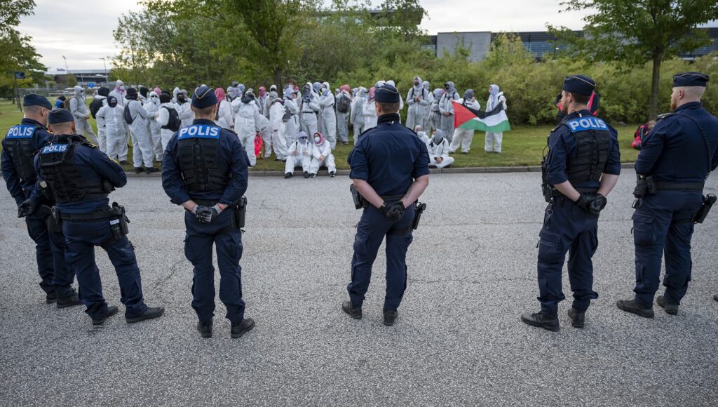 poliser och demonstranter