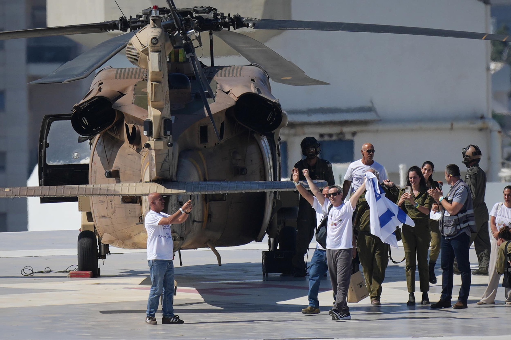 Delar av gisslan frisläppt. Här jublar bland andra Omri Miran som varit Hamas gisslan i två år och som under måndagen släpptes fri och fördes med helikopter till Tel Aviv. Foto: Ohad Zwigenberg/AP