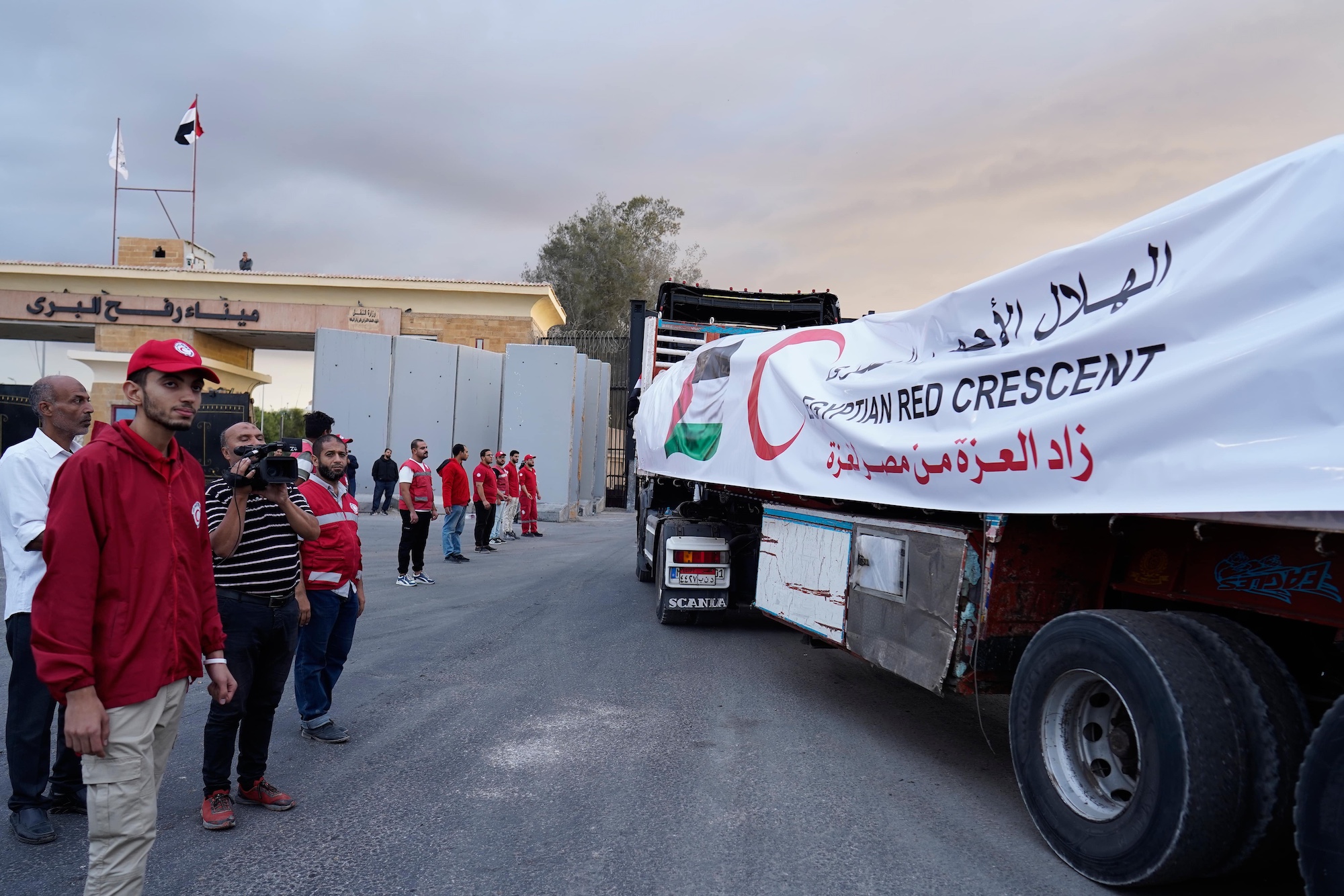 Hjälptransporter på väg in i Gaza. Röda korset övervakar lastbilar på väg in i Gaza från Egypten, vid övergången i Rafah. Att tillåta nödhjälpen är en del av vapenvilan mellan Israel och Hamas. Foto: Mohammed Arafat/AP