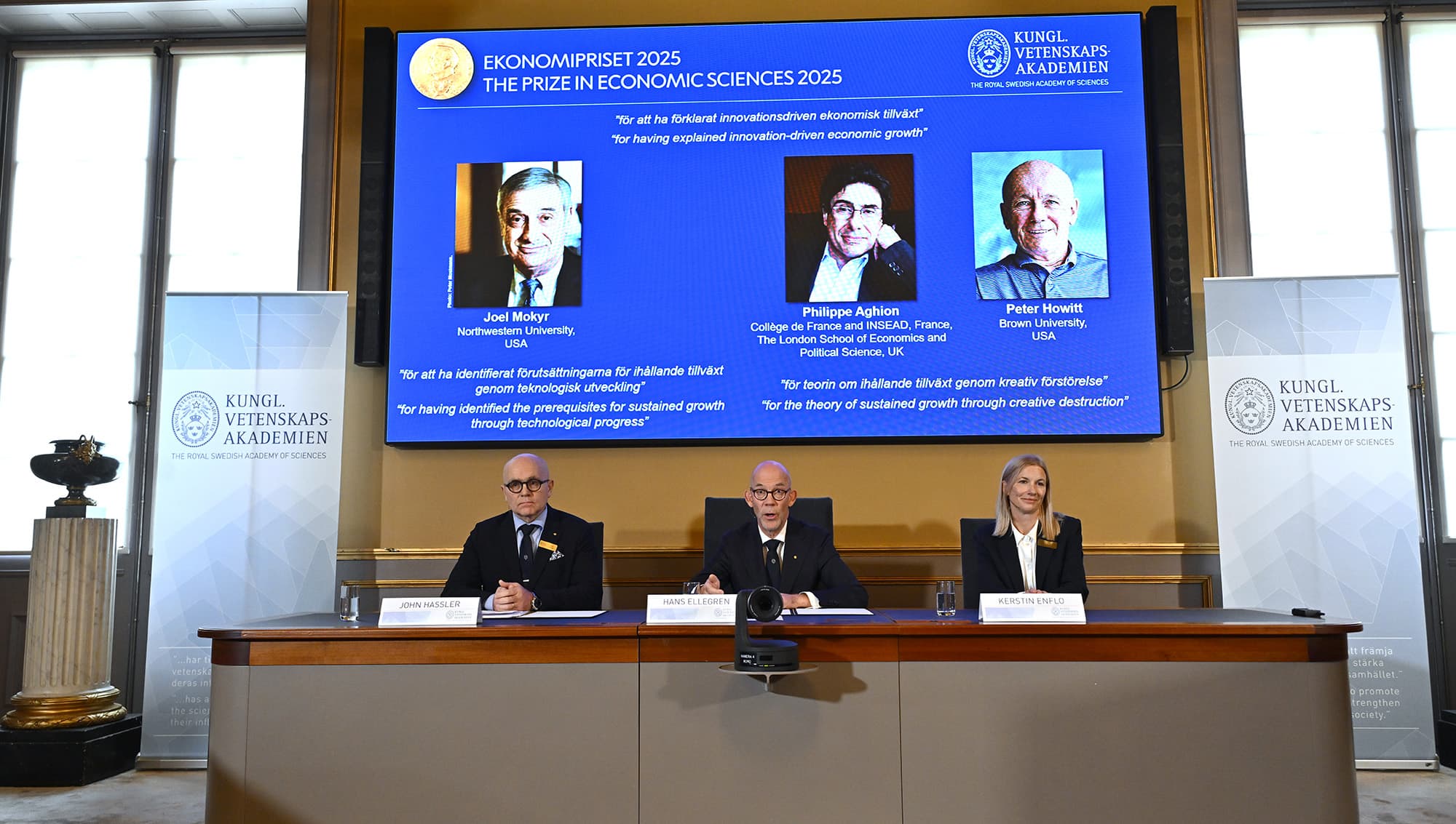 Ekonomipriset går till forskning om teknisk utveckling och välstånd. Årets ekonomipris tilldelas trion Joel Mokyr, Philippe Aghion och Peter Howitt för deras forskning. Priset uppmärksammar hur framsteg inom kunskap och teknisk utveckling är avgörande faktorer för att skapa ekonomiskt välstånd. Forskarna delar på prissumman för sina insatser. Foto: TT