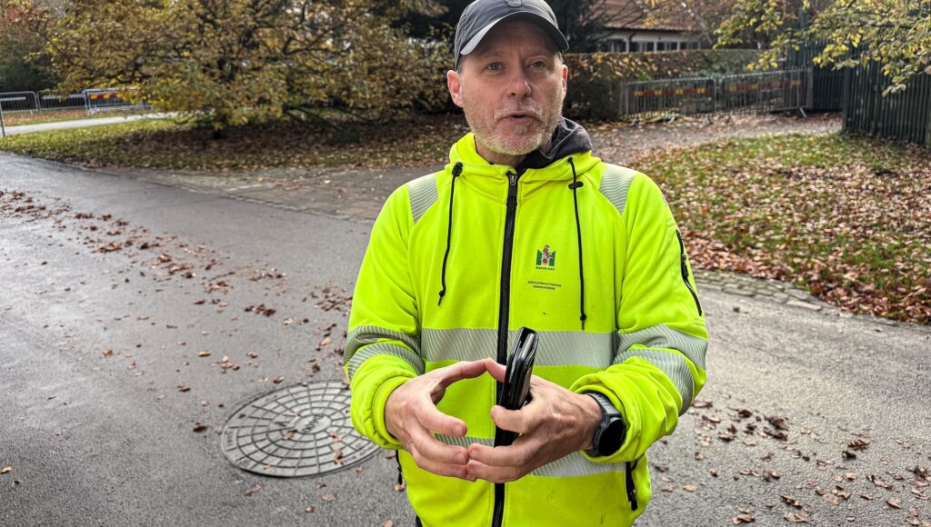 Man i gul väst