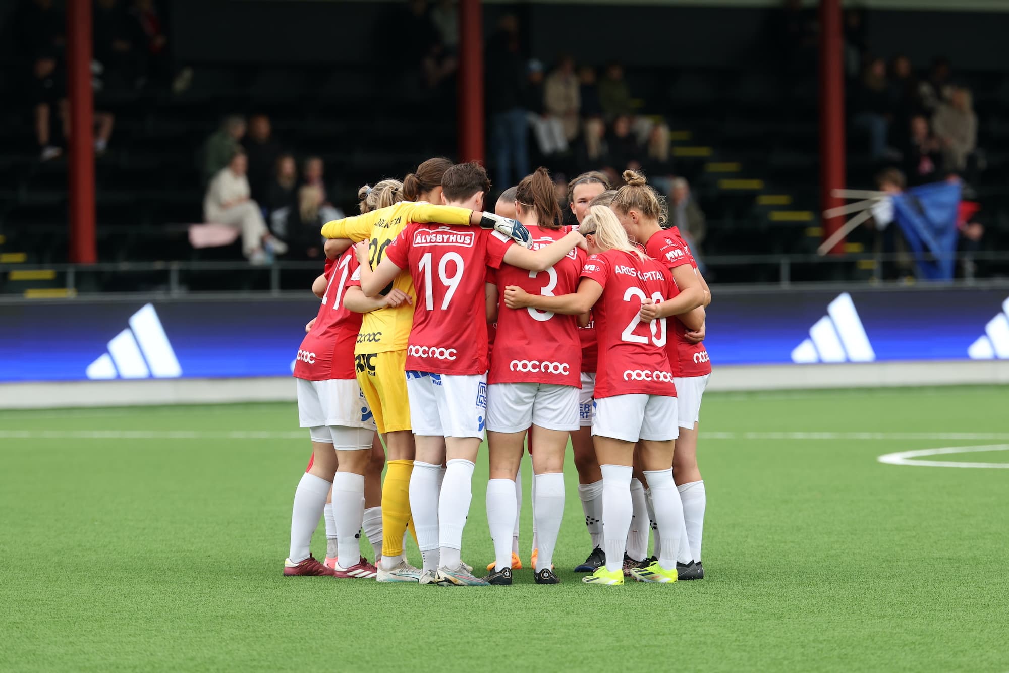 Varslades efter herrarnas fiasko – nu slåss damlaget om allsvensk plats