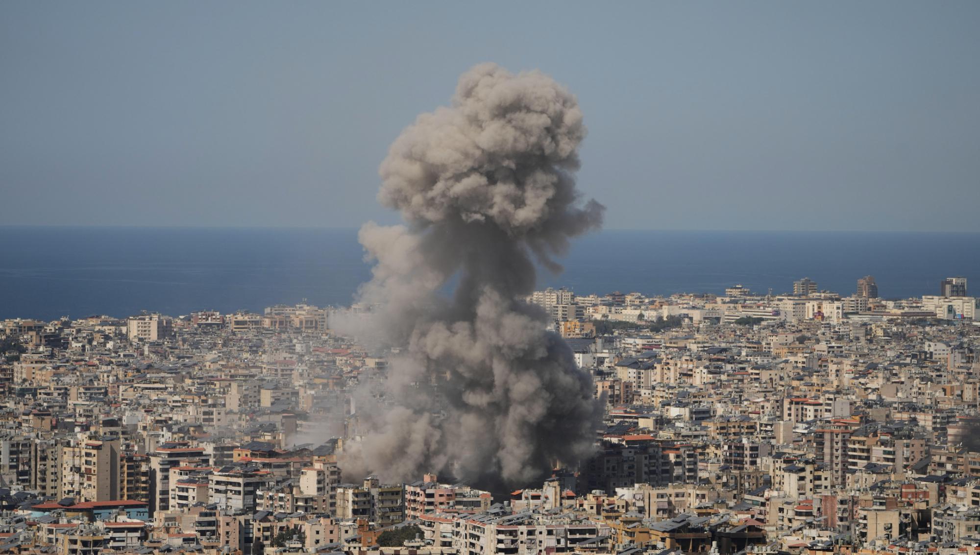 Ett massivt rök- och dammoln stiger mot himlen efter att Israel bombat mitt i ett tättbebyggt stadsområde i Libanon under onsdagen. Foto: Hassan Ammar/TT