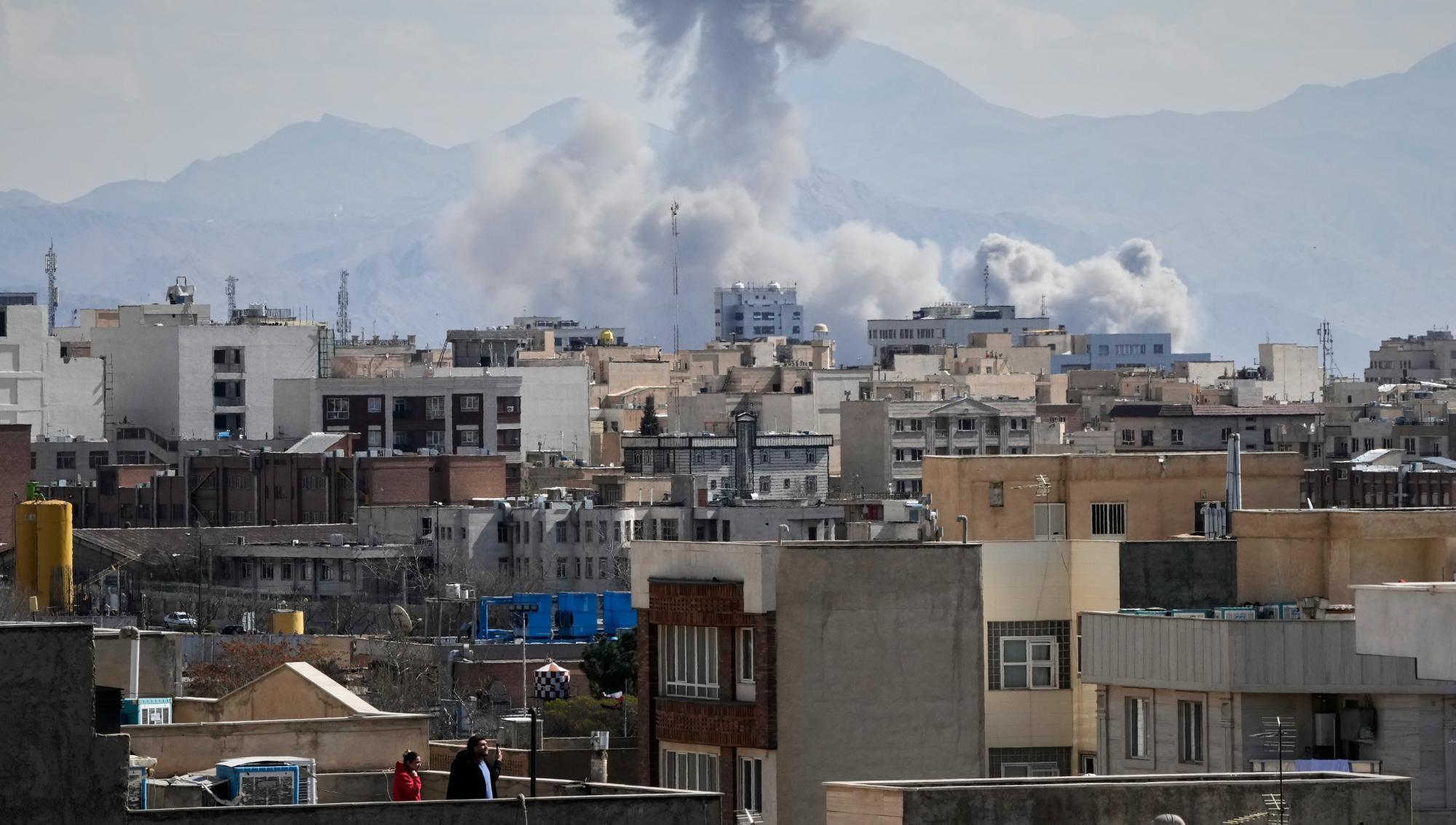 Tjock rök stiger över Teheran efter att staden bomabats av USA och Israel.  Foto: Vahid Salemi /AP/TT.