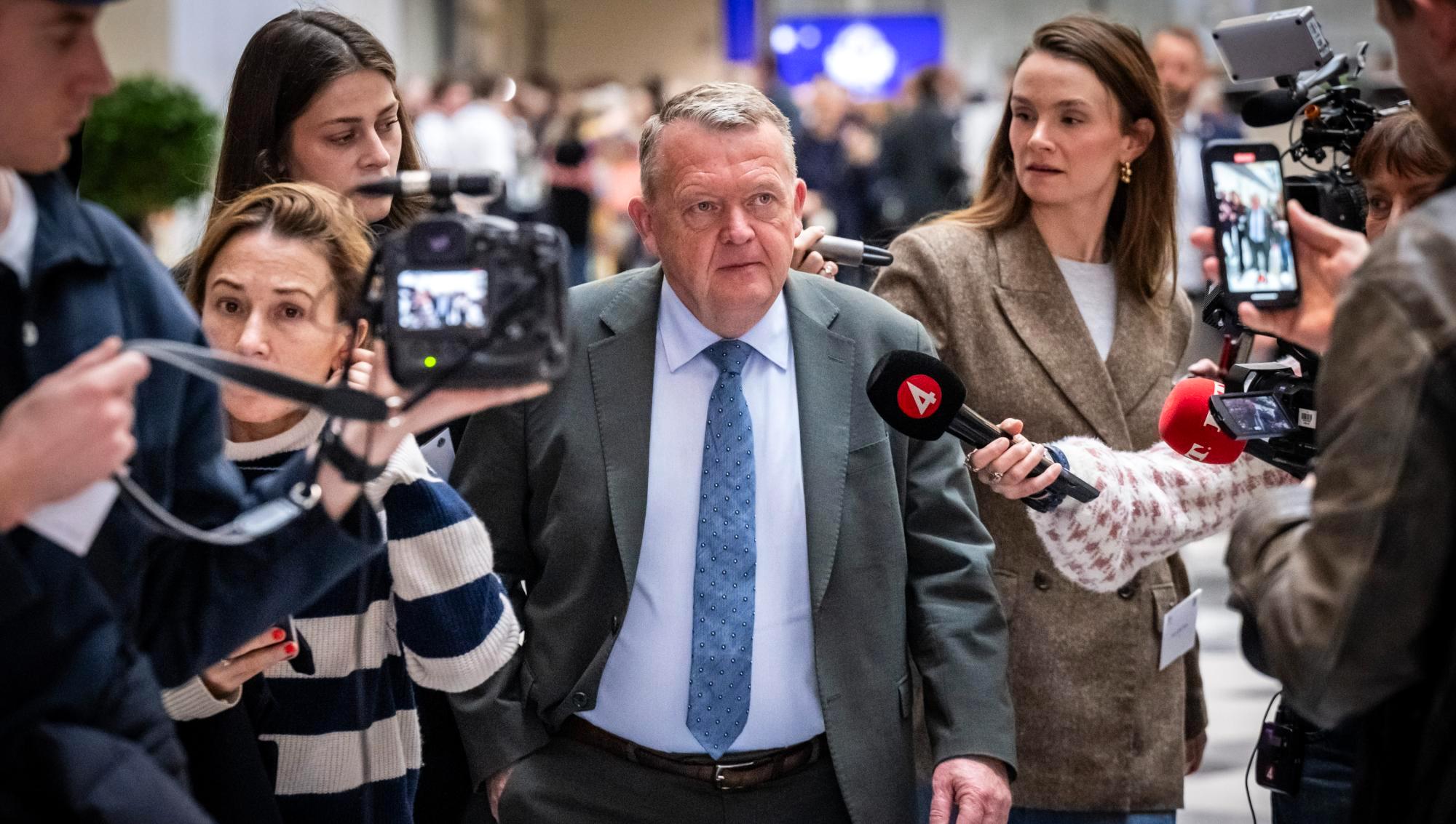 Moderaternas partiledare, utrikesminister Lars Lökke Rasmussen, är i centrum för dansk politik dagen efter valdagen. Både konstellationer till höger och vänster behöver Moderaternes stöd för att bilda en majoritetsregering. Mycket återstår. Både Lars Lökke Rasmussen och sittande statsminister Mette Frederiksen (S) uteblev till exempel från partiernas individuella sittning med kungen dagen efter valdagen. Foto: Johan Nilsson/TT