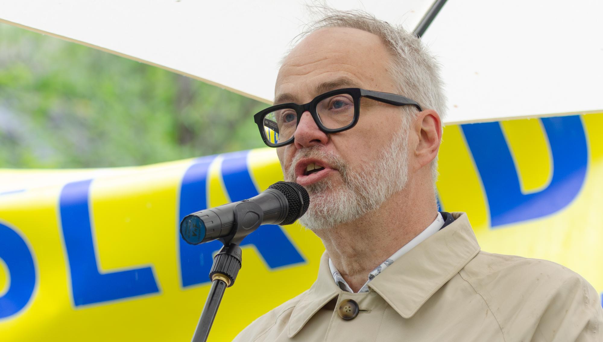 Fyra miljoner i fallskärm till facktopp