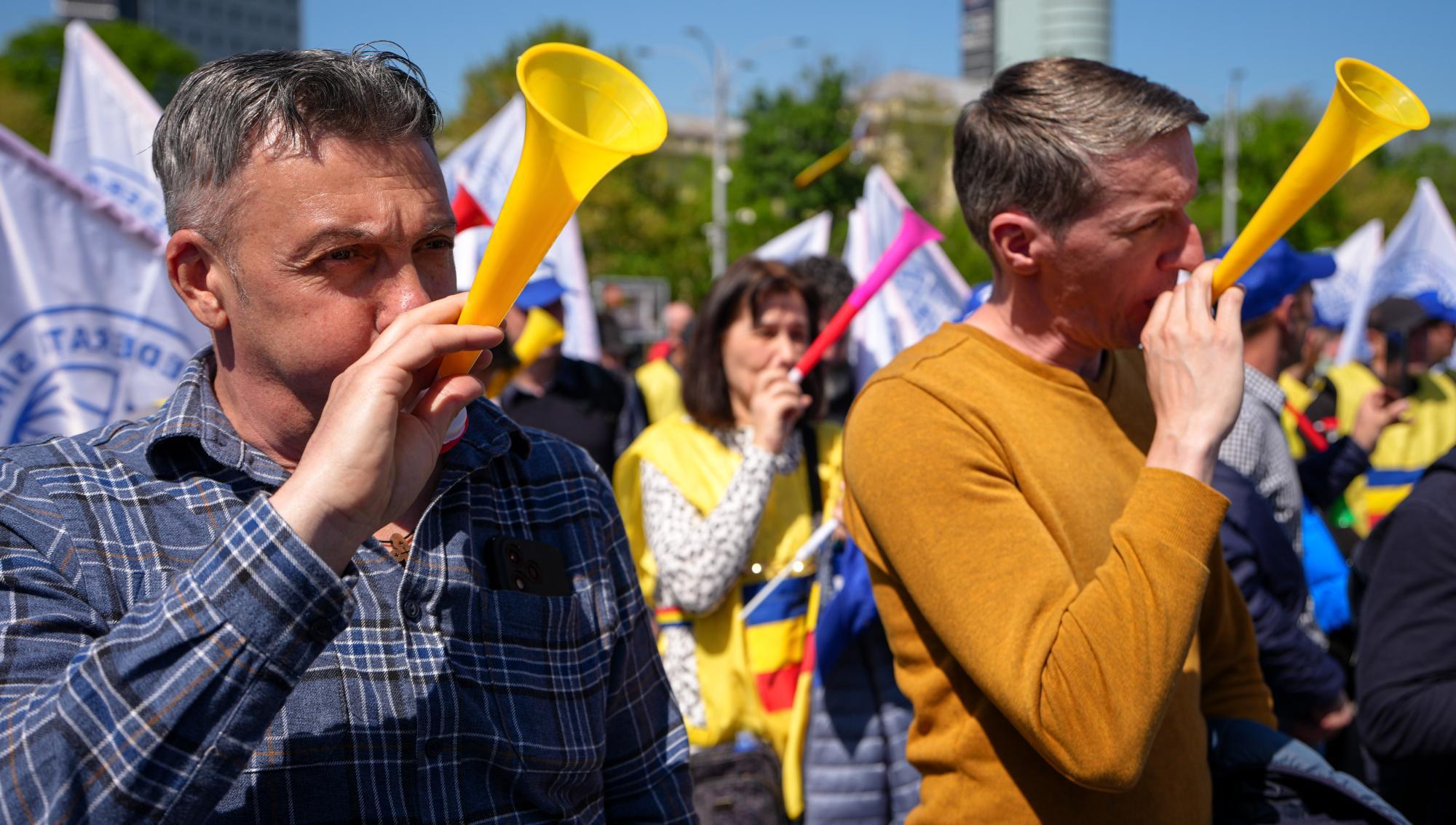 Flera fackföreningar kräver regeringens avgång efter åtgärder inom områden som beskattning, arbetslagstiftning och socialförsäkring. Foto: Vadim Ghirda/TT