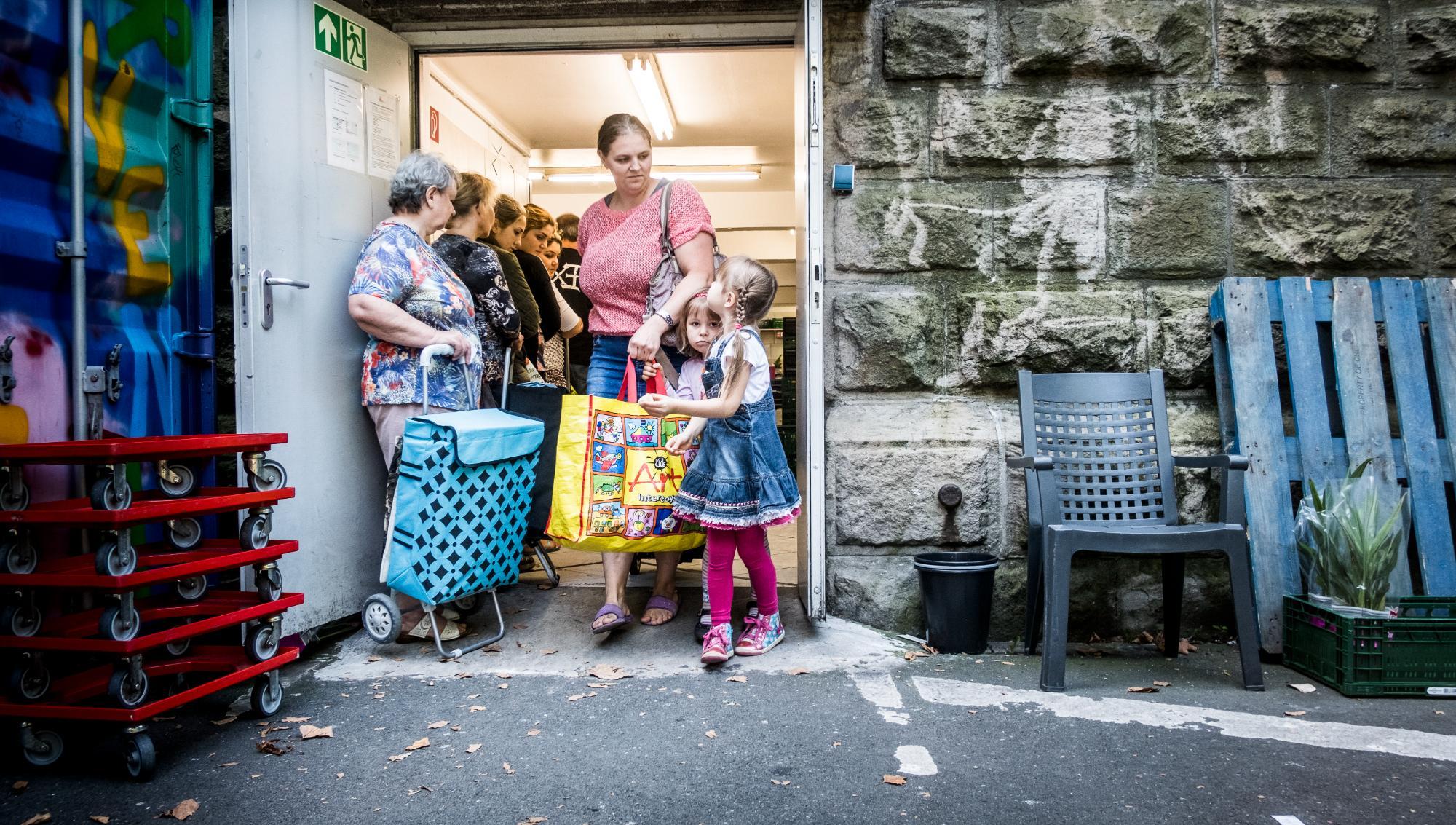 Rädda Barnens krav: Höjda bidrag för att möta fattigdomen
