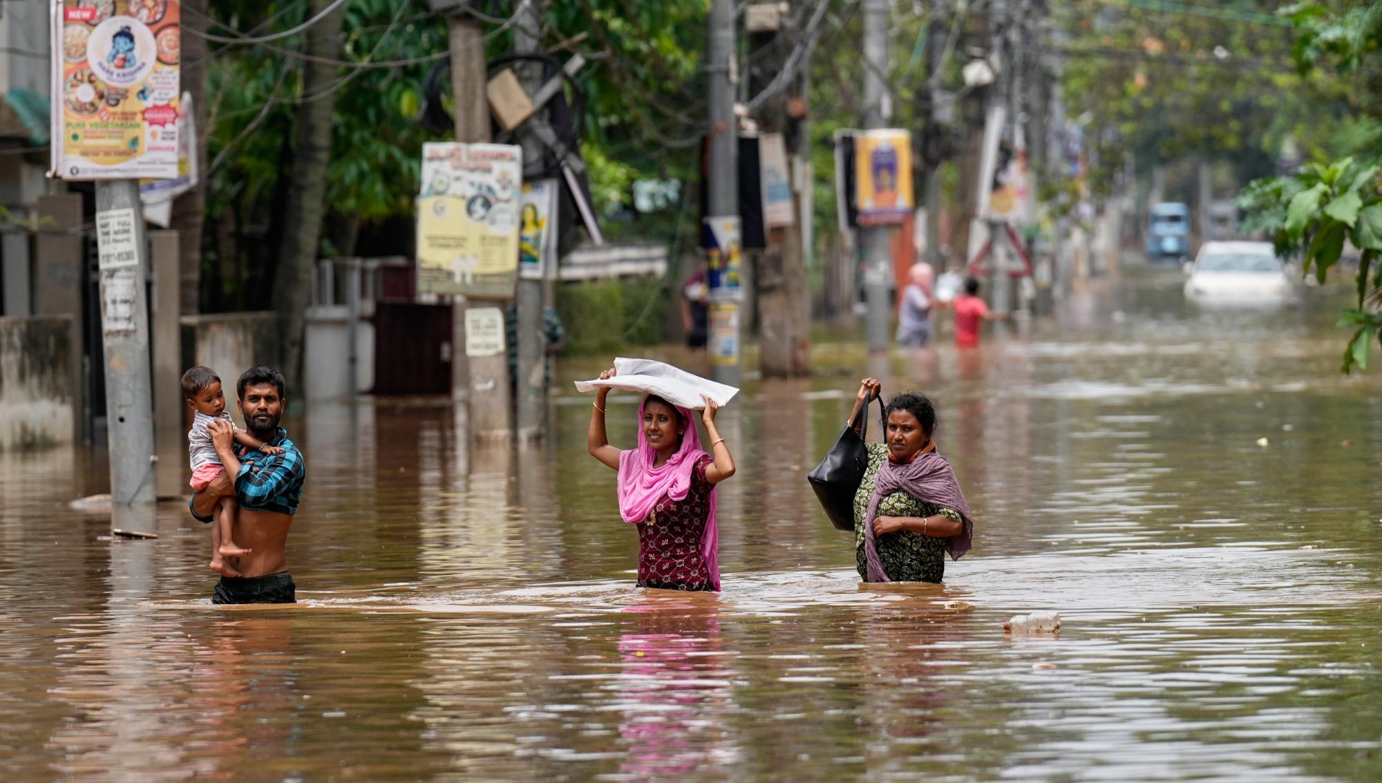 Människor kämpar i de kraftiga monsunregnens spår i Indien. Foto: Anupam Nath/TT