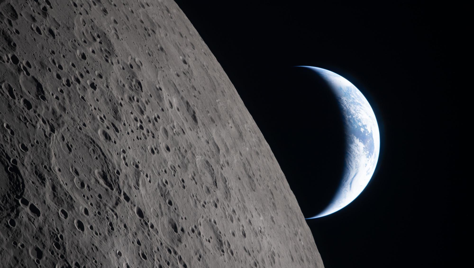 Besättningen under Artemis II-uppdrag från NASA fångar vyn över jorden bakom månen, under deras historiska förbiflygning av månen. Foto: AP/TT