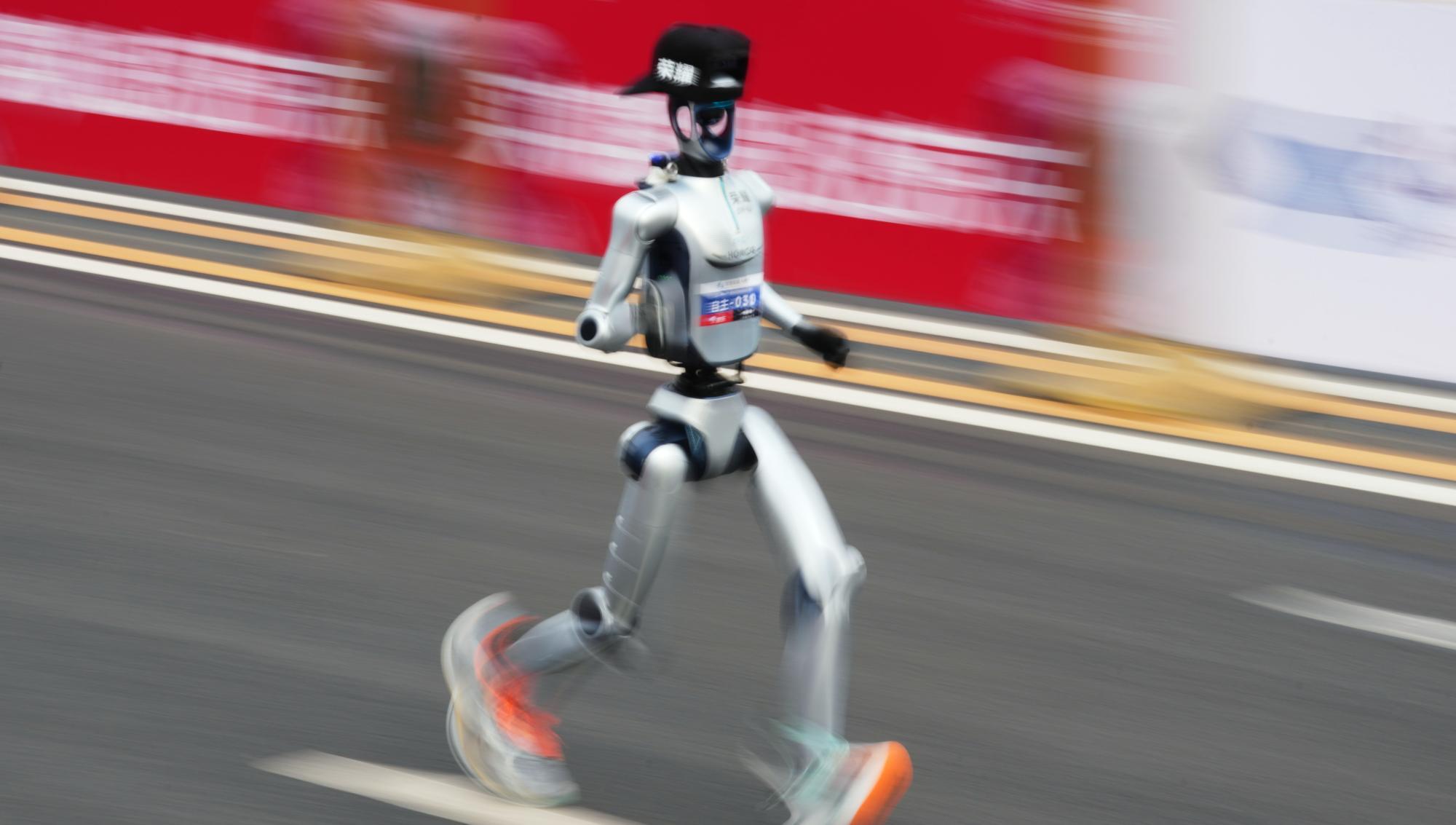 En robot deltar i ett maratonlopp under ett evenemang i Kina som fokuserar på utvecklingen inom robotik. Foto: Ng Han Guan/TT