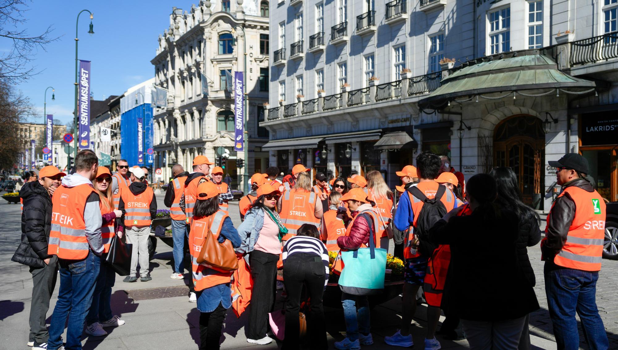 Under torsdagen gick cirka 3 000 arbetare inom hotell- och restaurangbranschen i Norge ut i strejk, efter att förhandlingarna med arbetsgivarsidan brutit samman. Fackförbunden kräver högre löner och bättre villkor vid sjukdom.