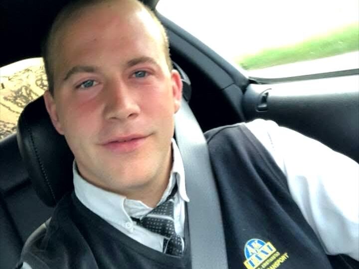 Självporträtt av en man i 25-årsåldern klädd i taximundering i en bil