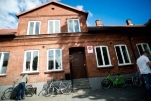 Byggnad i rött tegel.
