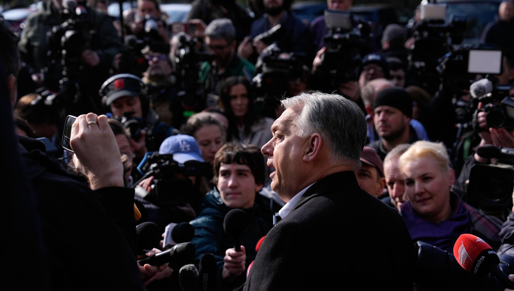 Ungerns premiärminister Viktor Orbán talar till det samlade pressuppbådet utanför en vallokal i Budapest. Orbán röstade i söndagens parlamentsval, där han sedermera förlorade makten. Foto: Petr David Josek/TT