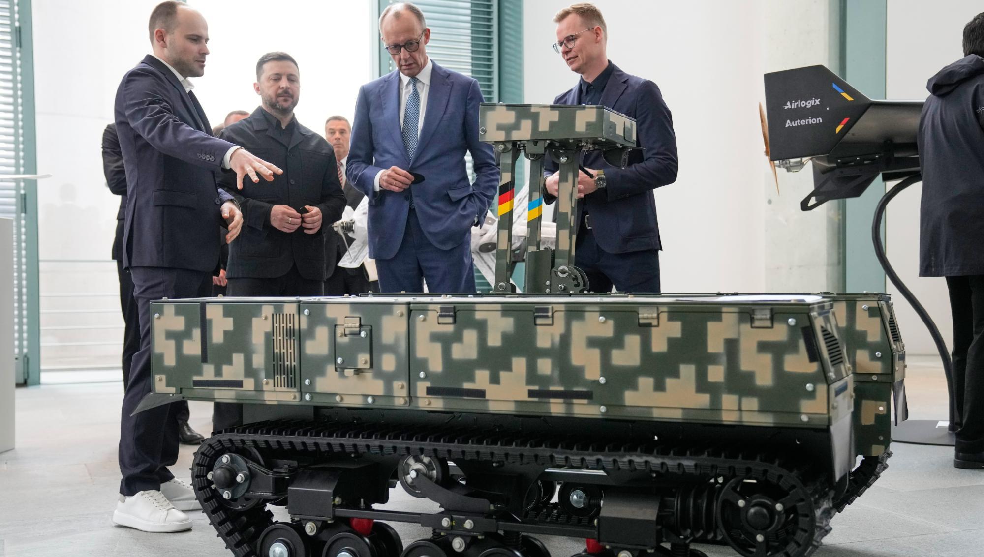 Ukrainas president Volodymyr Zelenskyj och CDU:s partiledare Friedrich Merz studerar militär utrustning under ett besök i Tyskland. Foto: Ebrahim Noroozi /AP/TT