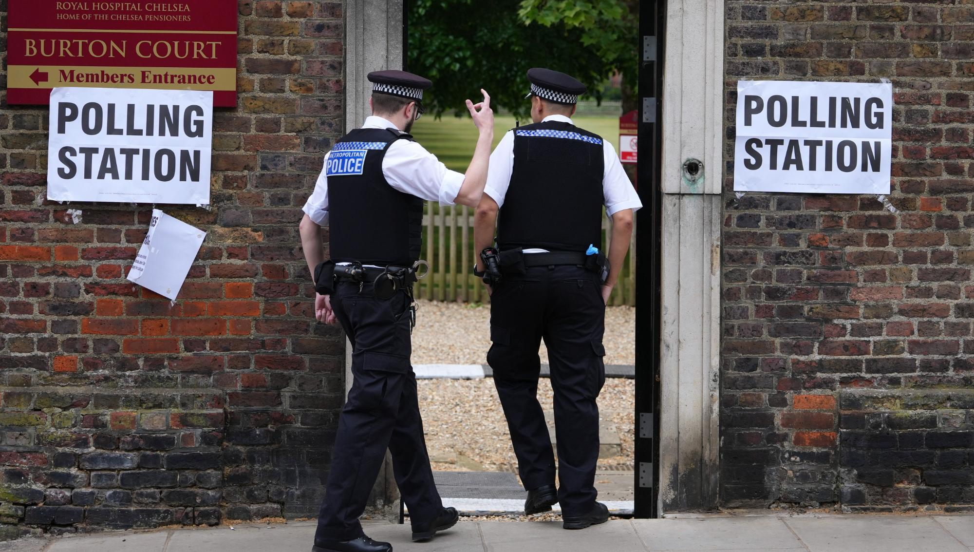 Brittisk polis patrullerar vid en vallokal under det pågående parlamentsvalet i Storbritannien. Foto: Kirsty Wigglesworth/TT