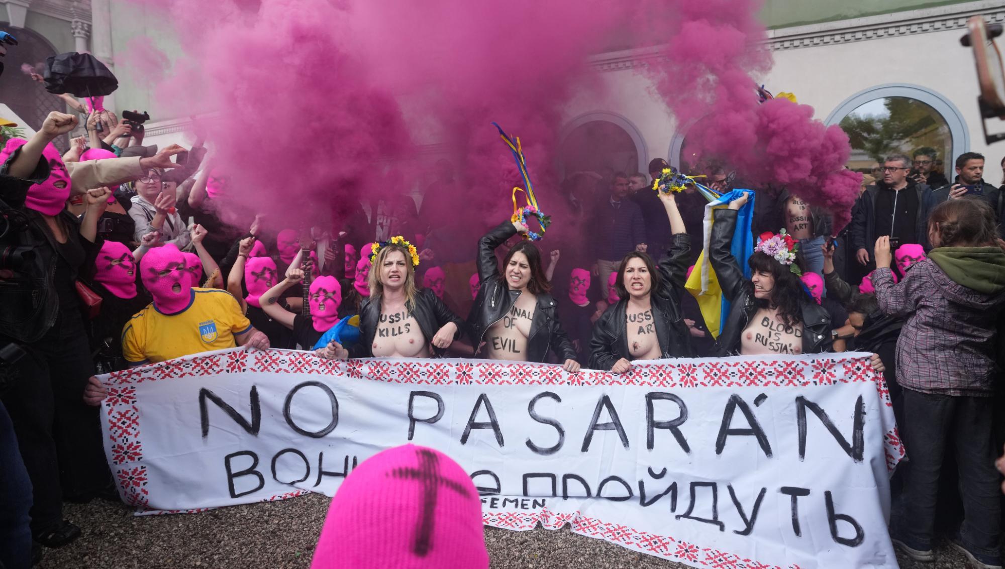 Aktivister från Pussy Riot och FEMEN protesterar mot Rysslands närvaro vid konstbiennalen i Venedig 2026. Foto: Luca Bruno/TT