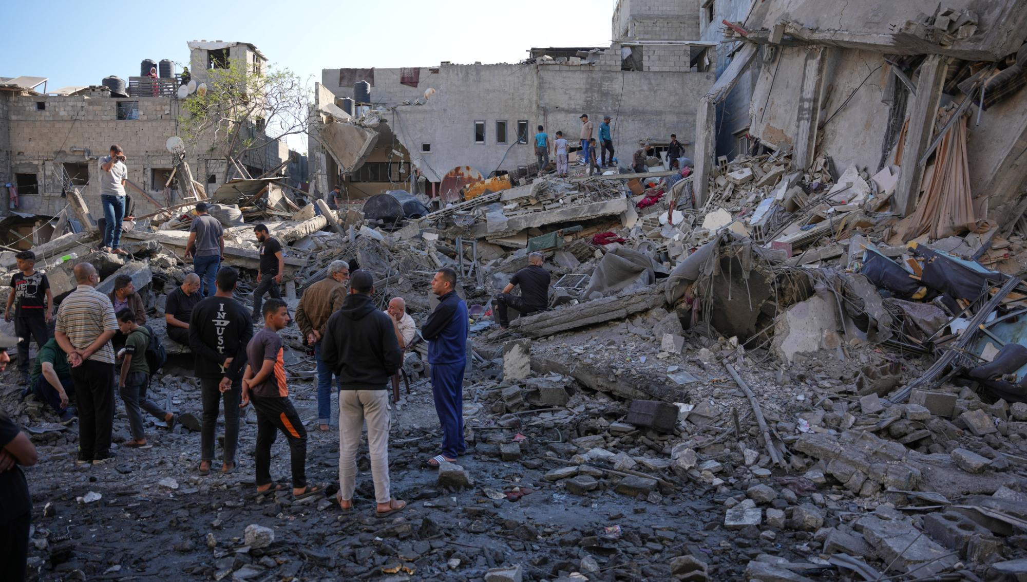 Människor samlas vid raserade byggnader i Gaza efter de senaste israeliska attackerna den 26 maj 2026. Foto: Abdel Kareem Hana/TT