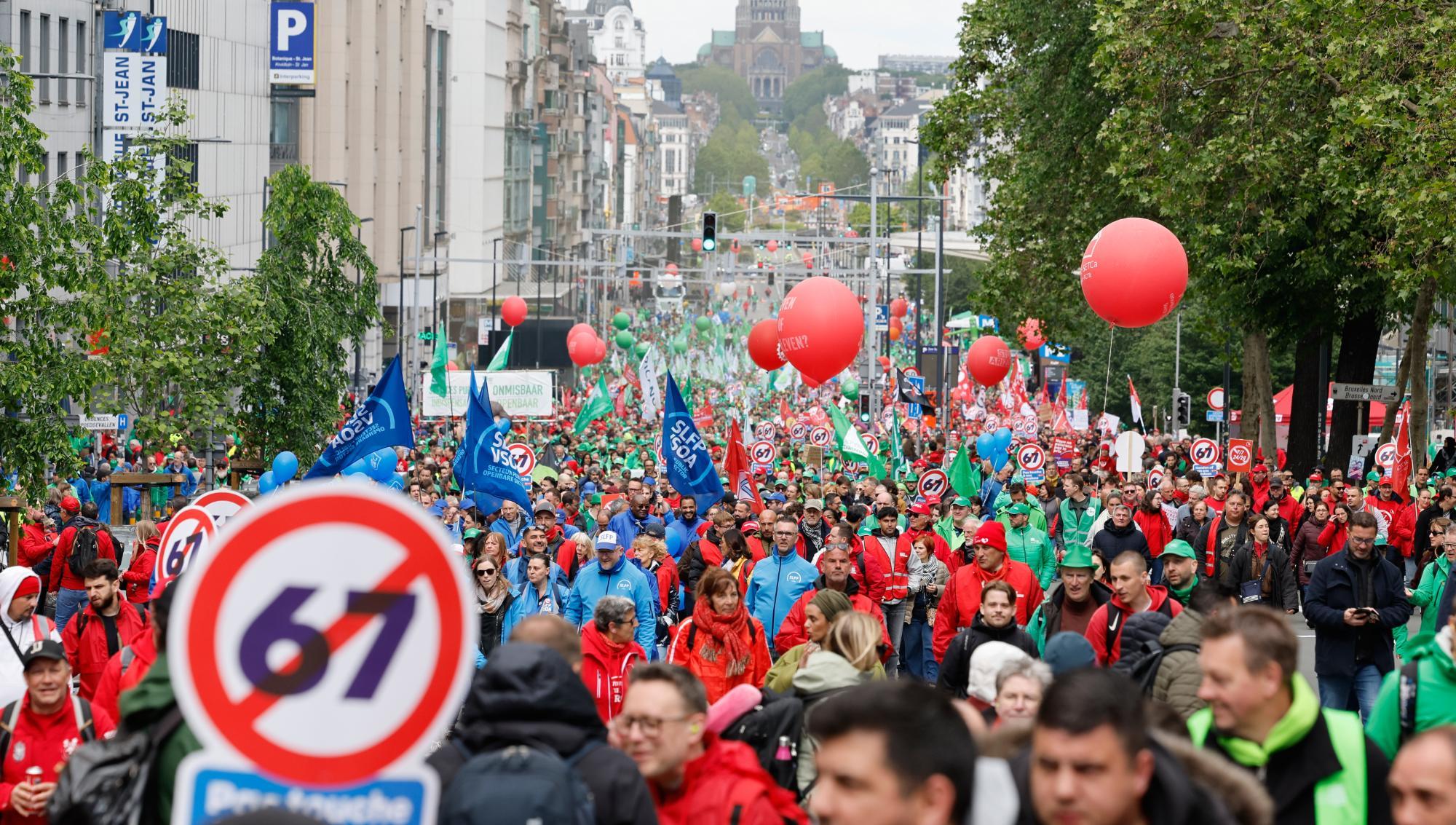 På tisdagen demonstrerade tiotusentals människor i Bryssel mot regeringens reformer på uppmaning av landets tre största fackförbund. Protesten gällde främst pensioner, köpkraft och löneindexering i en tid med stigande energipriser. Foto: Geert Vanden Wijngaert/TT